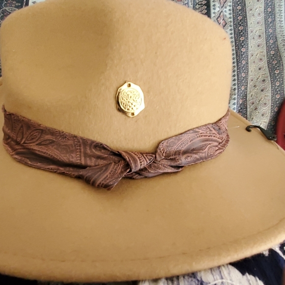 Broad Rim Hat - Picture 7 of 7